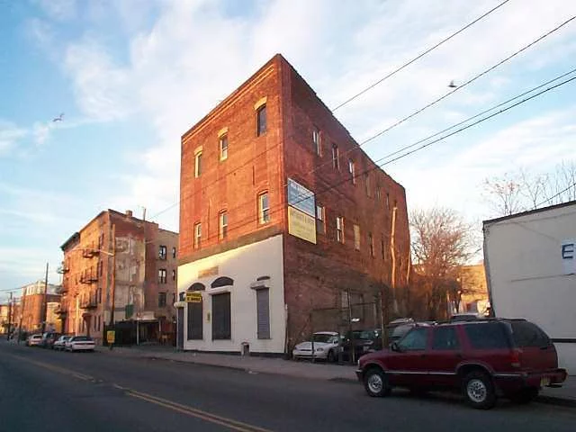 4 LEVEL LOFT BUIDLING FEATURING 1 STORE AND 2 LOFTS ALONG WITH A SIZEABLE 20, 000sqft COMMON GARAGE - LOCATED IN DOWNTOWN JERSEY CITY-CLOSE TO EVERYTHING. ANNUAL RENTAL INCOME $144, 000.