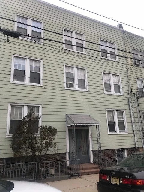 Well maintained 7 unit building, with 4 garages in prime Heights location delivered with 3 vacancies. Individual gas heat. Needs some modernization but has great potential.