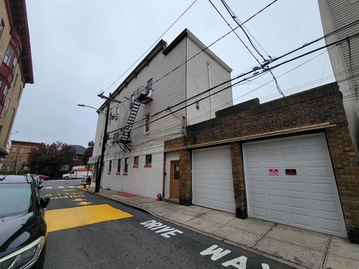 Calling all investors!! Total of 6 units broken down two 1bd, two 2bd, one 3bd and one commercial/store front plus 2 garages for extra $$!! Gross income $100, 644/NOI $75, 922. To be sold as a package with 4314 & 4316 KENNEDY BLVD.
