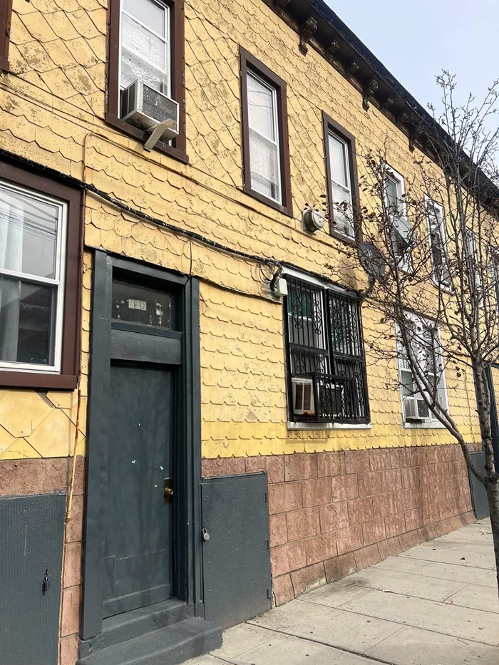 Great investment property at the heart of union city with a lot of potential. Lots of transportation around the area (light rail and path trains). Pleas call listing agent for a private showing.