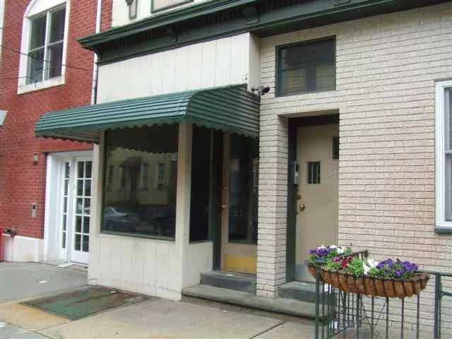 Contemporary office space on the ground level in a high midtown traffic area, 5th & Adams Street. 400 SQFT is ideal for the small business owner or other professional use. Very affordable and easy to show.