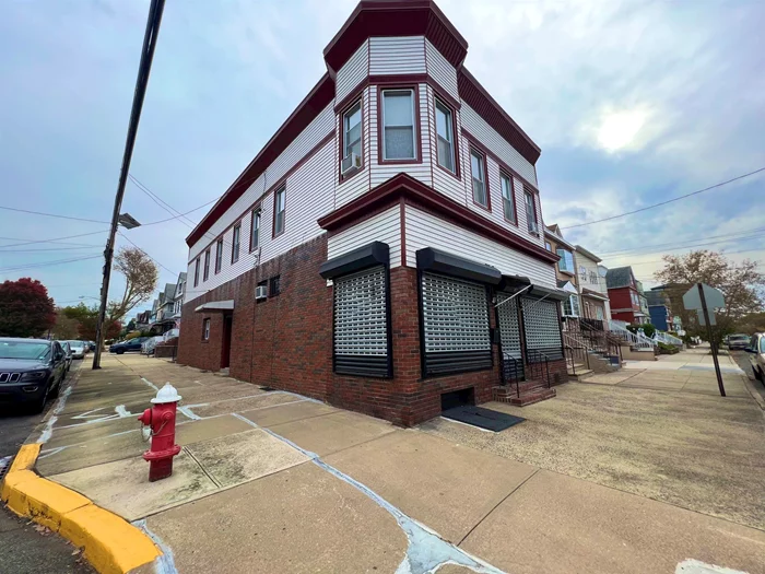RETAIL CORNER COMMERCIAL SPACE W/ HIGH CEILINGS, OUTSTANDING WINDOW EXPOSURE, HIGHLY VISIBLE AVE B LOCATION. CLOSE TO ALL NYC & LOCAL TRANS. IDEAL FOR OFFICE, SHOWROOM OR RETAIL USE.