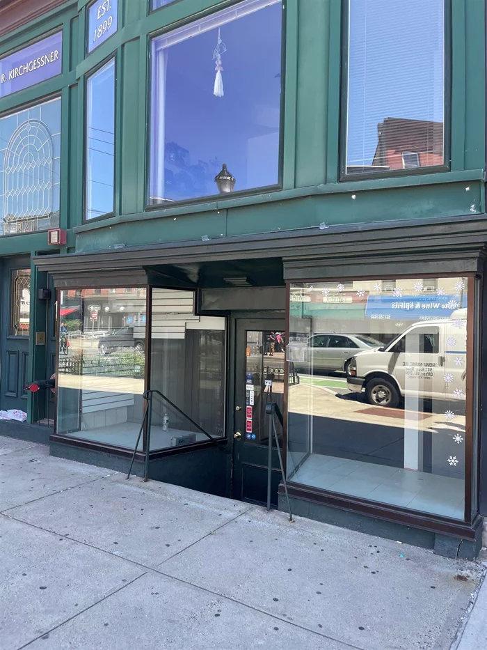Available NOW! Prime location on Washington in Hoboken, ideal for all businesses. Absolutely NO FOOD. Don't miss this opportunity!