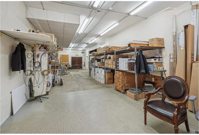 Vacant store in a great commercial area of Union City (Bergenline Avenue). Approximately 1500 square feet, plus basement for storage. Tenant pays own utilities.