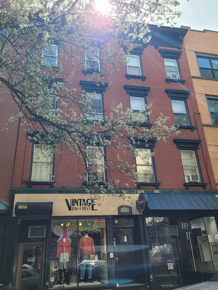 Cute glass fronted retail space on busy 1st St commercial corridor. High ceilings, exposed brick wall, hardwood floors, AC, extra storage room. Perfect space for a new retail start-up. Gross lease. Flexible terms.