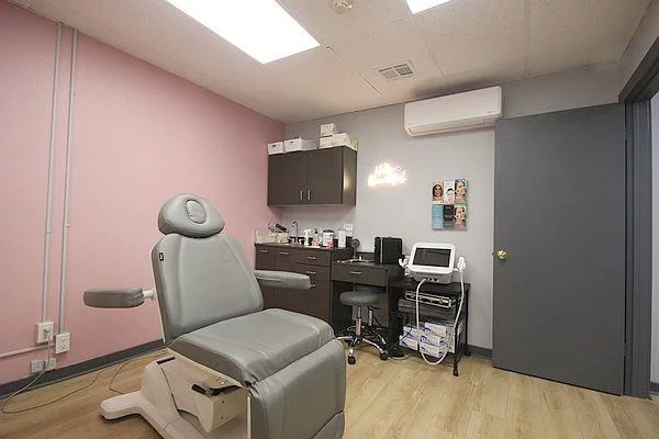 Great downtown office space with waiting room and skylight on Washington Street. Interior sink/vanity makes this an ideal space for some medical/cosmetic businesses. Flexible space at a great location! Can be rented alongside neighboring office (180 Sq. ft.)