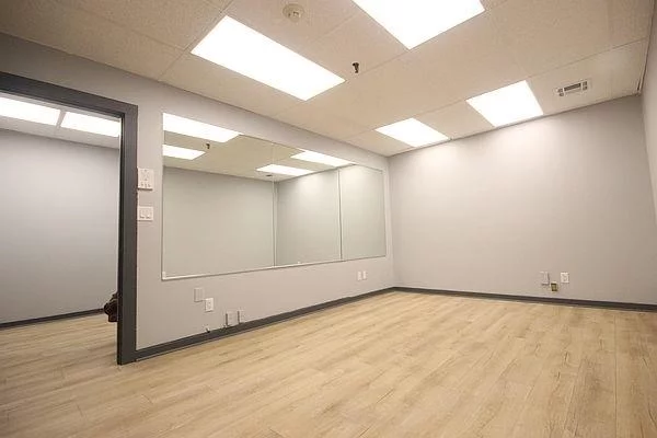 Great downtown office space with waiting room and skylight on Washington Street. Interior sink/vanity makes this an ideal space for some medical/cosmetic businesses. Flexible space at a great location!