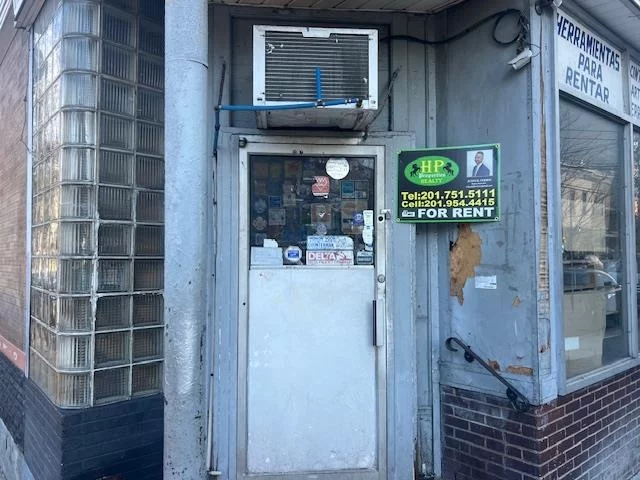 COMMERCIAL SPACE IN THE HEART OF UNION CITY, THIS IS A GROSS LEASE. TENANT HOWEVER, IS RESPONSIBLE FOR HEAT & HOT WATER, PLACE WILL BE A VANILLA BOX. IT WILL BE TOTALLY DONE (SQUARE BUILDOUT)