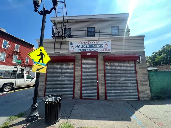 CORNER STORE FOR RENT WITH APROX 750 SQFT ON MONTICELLO AVE. PREVIOUS EXISTING USE HAIR SALON .