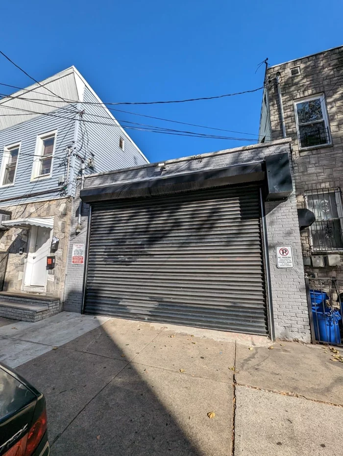 Available: 800 SF office/storefront space paired with a 600 SF garage. This location is perfect for a small distribution company, contractor, food truck storage, auto detailing, and more!