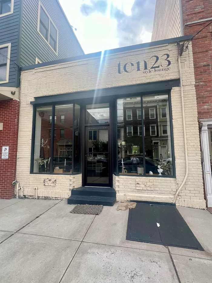 Great opportunity to own! Commercial Retail condo located in desirable Downtown Jersey City equipped with 500 SqFt of space. Close to the Path, Restaurants, parks, NJ Turnpike & Holland tunnel.