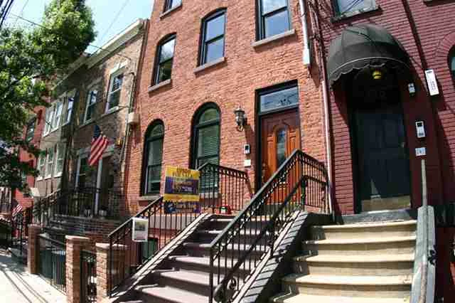 Realtors : appts MUST be set up M-F 10-5 ONLY 24 hrs notice always 48 hrs notice weekends. Delicate blend of yesterday's gleam & pride, loaded w/ charm yet offering the finest in contemporary comfort featuring exposed brick, high ceilings & custom trimwork. stunning Espresso Bamboo flrs, green & renewable materials. Every room shows the hand of a master craftsman, custom Granite cntrs, custom raised panel cabinetry, breakfast bar, gas FP.