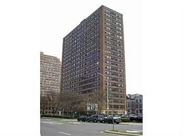 Located less than 1/2 mile from both the Grove St & Exchange Pl PATH stations, and with parking available, 135 Montgomery is ideal for commutes to NYC or elsewhere in Jersey, and has a 24 hour doorman and a large laundry room. The unit itself has many nice upgrades including custom closets, light fixtures, and doors. Maintenance fee includes, taxes, heating, cooling, electric, gas, doorman, elevator, etc. Parking available for a fee.