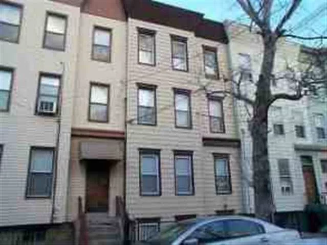 FULLY RENOVATED 1 BD/ 1 BATH UNIT LOCATED IN DOWNTOWN JERSEY CITY. W/D LOCATED IN UNIT WITH HARDWOOD FLOORS THROUGH OUT. BEAUTIFUL BOX LAYOUTS IN HAMILTON PARK. BUILDING WAS RECENTLY COMPLETELY RENOVATED & UPDATED WITH NEW WATER LINE, ROOF, & WINDOWS. BACKYARD IS A LIMITED COMMON ELEMENT THAT IS SOLELY FOR THE USE OF UNIT #1.