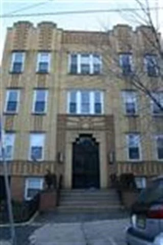 Updated one bedroom, top floor, just steps from Lincoln Park. Great for starter condo, or as investment. Hardwood floors, good closet space, lots of natural light.
