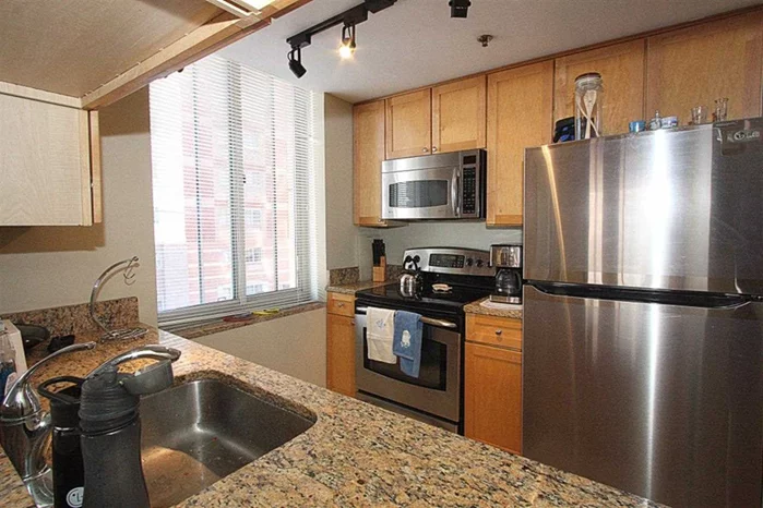 Beautiful 1 bedroom NORTHEAST CORNER unit. Lot of windows to let in plenty of natural light into the unit. Great views of the Hudson river, downtown NYC and the Empire State Building. Deeded parking space on 2nd floor of the garage for ease. Maint. Fee includes water, cable and internet.