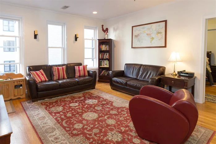 Fantastic 2Br/2bth condo. Open-style kitchen features granite counters and custom cabinets. Other features include grand size bedroom and closet space. Easy commute with lighrail located around the corner.Deeded parking spot included.