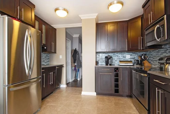 SCENIC NYC VIEWS.  THIS BEAUTIFUL TWO BEDROOM CORNER UNIT IS TOTALLY RENOVATED. THE KITCHEN FEATURES STAINLESS STEEL APPLIANCES AND GLASS TILE BACKSPLASH.  MODERN BATHROOM, HARDWOOD FLOORS AND NEW WINDOWS.  FULL SERVICE BUILDING HAS A 24 HOUR DOORMAN AND A FREE MORNING SHUTTLE TO THE PATH, CLEANERS AND DELI ONSITE.  PET FRIENDLY, DOGS UNDER 50LBS.