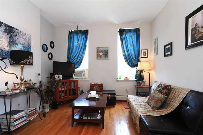 Great starter home in downtown Hoboken. This top floor 1 bed/1 bath features HW Floors throughout, high ceilings, white appliances, deeded roof rights per condo assoc agreement.