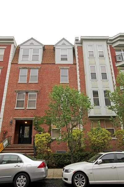 Spacious, bright 750 sq ft 1 Bedroom 1.5 bath Duplex in elevator building. Unit features hardwood floors, central air, and W/D in unit. Oversized master bedroom with walk in closet. Large Common Backyard.