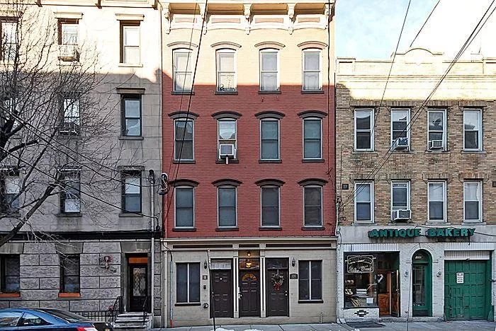 Fantastic location w/close proximity to NYC transportation. This 1 bed/1 bath home features HWD floors throughout, high ceilings w/upgraded kitchen featuring SS appliances, granite counter tops and generous sized bedroom. Central air & heat, private exclusive deck & beautifully renovated common outdoor space.