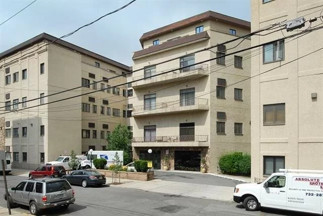 BRIGHT & AIRY CORNER CONDO UNIT 1131 SQ FT FEATURING LARGE MODERN KITCHEN, HIGH CEILINGS, OPEN FLOOR PLAN. BALCONY. ONE OF JOURNAL SQUARE'S PREMIER CONDOMINIUMS W DOORMAN, PARKING, POOL AND HEALTH CLUB. JUST A FEW SHORT BLOCKS TO PATH & BUS TRANSPORTATION. A MUST SEE