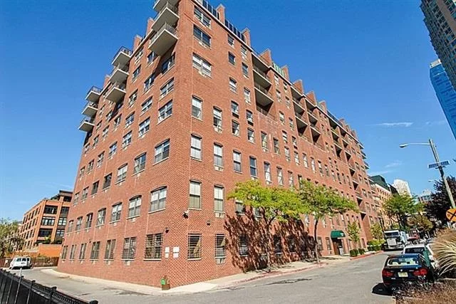 Lrg 1Br 1Ba condo in Historic Paulus Hook with unobstructed view of NYC and Hudson River. Unit features hi ceilings, H/W floors, lrg bath & bldg features.. Atrium lobby, Elevator, PARKING, Gym, Outdoor pool, 24hr Concierge and Laundry rooms, Community Room w/spectacular view. Steps to Ferry, Path or Tram at corner.