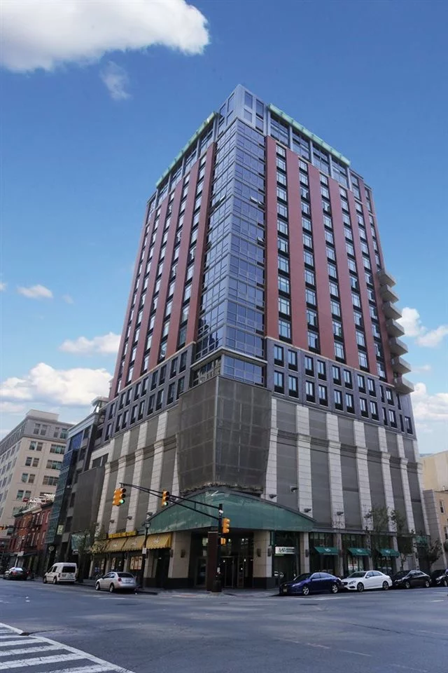 Great opportunity to own at One of most prestigious buildings located in the Paulus Hook section of Jersey City downtown! Extremely close to Exchange place path station, restaurants and shopping! This building features: Gym, rooftop deck with cabanas, lounge, BBQ grills, & 24 hour doorman. Home features: Stainless steel appliances, Washer and dryer, Hardwood floors & a Huge walk-in closet!!!