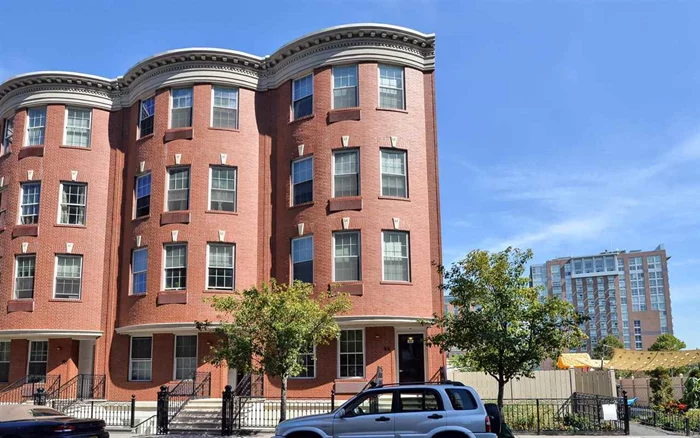 Parlor level 1BD/1BA condo with 10ft ceilings in a newly constructed brownstone at Liberty Harbor. This full floor home features open concept kitchen with Venetian Gold granite, Kitchen Aid SS appliances, and walnut finished cabinetry. Bright well-sized bedroom with WIC. Maple HWF throughout, crown molding, and Bosch W/D in unit. All this comes with a full suite of amenities including fitness center, screening room and rooftop pool. Brownstone living at its finest!