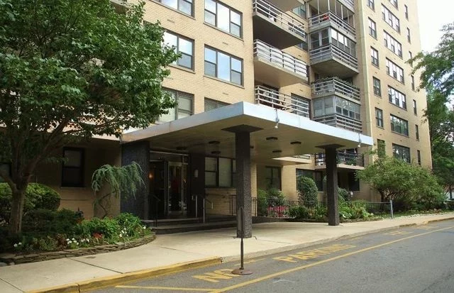 St Johns Condo - Large Studio Unit with breathtaking views of NYC. Building features 24 hr doorman, parking, gym and pool for a fee. Easy commute to NYC. Walking distance to PATH train.