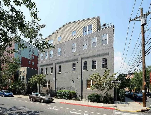 Incredible way laid out studio easily convertable to a 1 bedroom. 1 deeded parlin included.