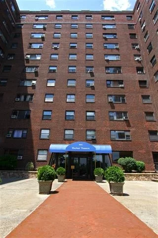 A commuters dream! Sun drenched 1BR/1BA on the 7th floor with NYC Views and hardwood floors throughout. Elevator building with a doorman, exercise room and NYC bus transportation at your doorstep.