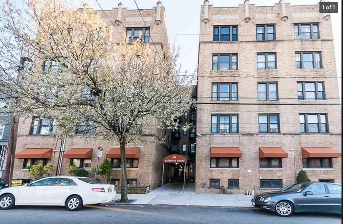 Nice 1-bedroom first floor condo in an elevator building in the Journal Square area. Very close to St. Peter's college. Great investment for someone getting started in real estate investments. Will deliver the apartment empty if necessary.