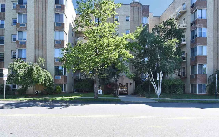 Beautifully renovated one bedroom condo in Weequahic neighborhood of Newark. This fabulous condo building is blocks away from Weequahic Park. lose to public transportation bringing passengers to and from New York & Newark airport. Don't miss out on this great condo on a quite street. Cash offers preferred.