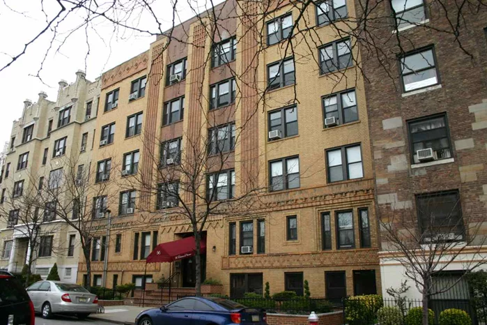 Beautiful, very well maintained historic building steps to St Peters College in a nice neighborhood of Jersey City. Newly renovated