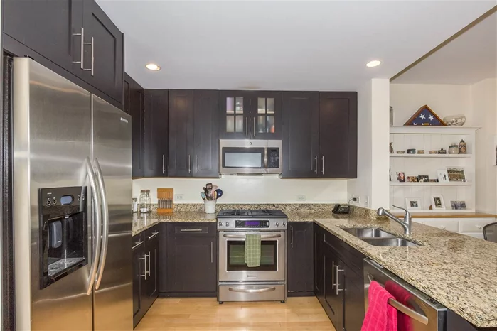 Stunning, 895 sqft 1 bed/ 1.5 bath home with great views at Maxwell Place! This amazing, south facing, 11th floor unit features: hwf, gourmet kitchen w/ ss apps, granite counters/b-fast bar, C/AC, W/D in unit. Spacious bedroom with his/her closets and spa-like master bath. Maxwell Place is Hoboken's premier waterfront condo community with 24 hr doorman, 2 pools, hot tub and terraces, 2 modern fitness centers, fabulous residence club room, theater room & children's playroom. 1 deeded pkg space included!