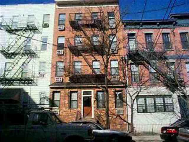 PERFECT LG 1BR W/HDWD FLRS, QUIET WELL MAINT BLDG, NICE COM REAR YARD, SHOW NICELY, SKYLIGHT