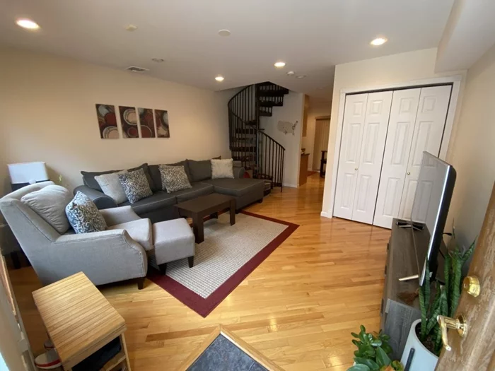 22 bedroom, 1.5 bath, well kept Duplex. Located on a quiet street and just 5 minutes away from the 8th street lightrail station. Personal garage fits one car and unit it has its own spacious deck behind the building