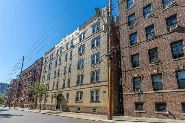 Bright 4th floor 1bd condo w/ elevator in prime location close to easy NYC tans, Blvd East, shops & restaurants. Hardwood floors throat, Gorgeously renovated bathroom and kitchen w/ stainless steel appliances. Partial NYC views! Perfect for first time buyer or investor. Area rents fast!! Heat & hot water is included in low maintenance. Call today!!!