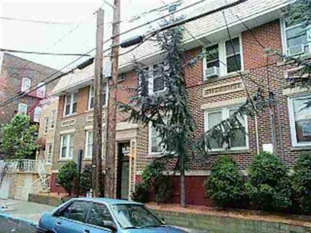 NICE WNY CONDO W/LOW TAXES AND MAINT, UNIT IS APROXIMATE 400 SQ FT, CLOSE TO SHOPPING AND NY TRANS.