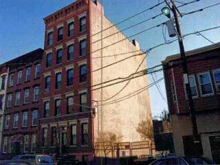 NICE 1 BR UNIT WITH EXCELUSIVE USE OF BACKYARD HARDWOOD FLOORS, WASHER- DRYER IN BLDG. STORGE IN BASEMENT. TIN CEILINGS. 24HRS. NOTICE REQ. UNTIL JUNE 1, 2002