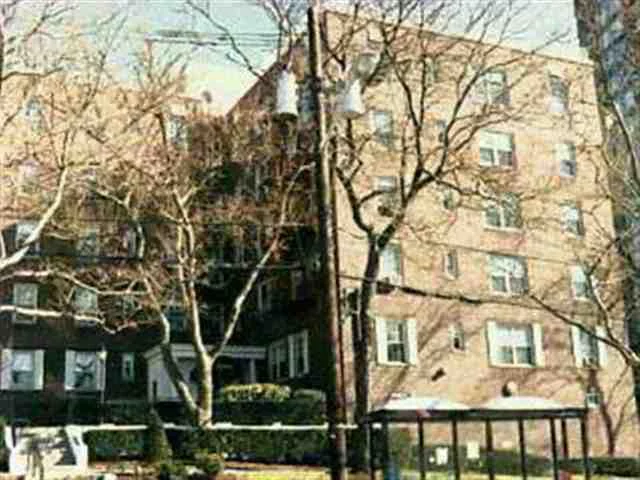 SPACIOUS CLEAN 3 ROOMS IN WOODCLIFF GARDENS, NYC TRANSPORT AT DOOR, OPPOSIT COUNTY PARK POOL