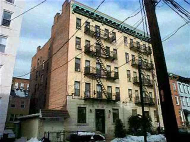 QUIET 1 BD AND DEN IN CLEAN WELL MANAGED BUILDING, VIEW OF EMPIRE STATE BLDG, HWF, MODERN APPLIANCES, LOTS OF CLOSET SPACE AND CABINET SPACE, THIS IS A VERY NICE APT