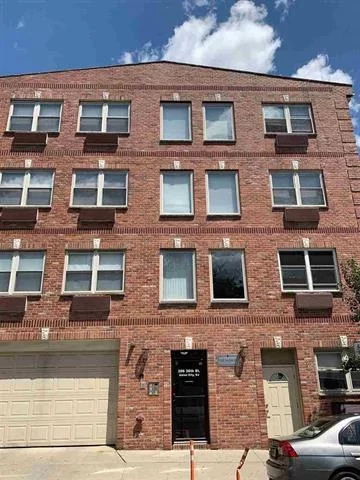 Located just a few blocks from Palisade Ave, this open style 1 bedroom has the space that you deserve. Kitchen features granite counters, stainless steel appliances and custom cabinets. The large living area is great for entertaining or space for a desk to work from home. Free washer dryer on each floor. Easy commute to NYC with the bus just a few blocks away. Don't miss out on this great opportunity.