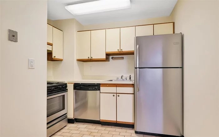 Fantastic 1 bedroom in an elevator building. Open style kitchen has stainless steel appliances. Other features include spacious bedroom, hardwood floors, common yard, designated storage in the basement plus laundry room in the building.
