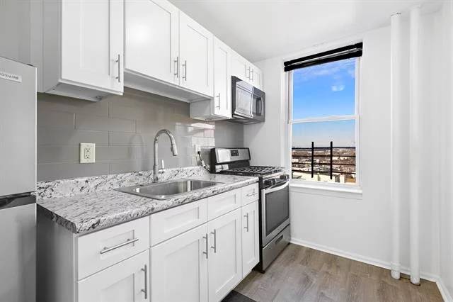 MUST SEE! This gorgeous 1 Bed 1 Bath has a recently updated kitchen featuring stainless steel appliances and shaker cabinets. Bamboo flooring in the living room and bedroom! This condo is overflowing with a ton of natural light and has Low Taxes and maintenance fee! Super close to all transportation and restaurants!!! No Pets.