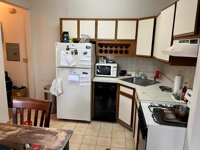 Amazing opportunity to purchase this One bedroom condo in Jersey City. Open floor plan, high ceilings, kitchen with a dishwasher and plenty of cabinet space. Spacious bedroom with the ability to fit a large bed plus furniture. This apartment is on the 2nd floor. Laundry onsite. Very Low Taxes and HOA Fee. Centrally located with Bus to NYC at your doorstep.