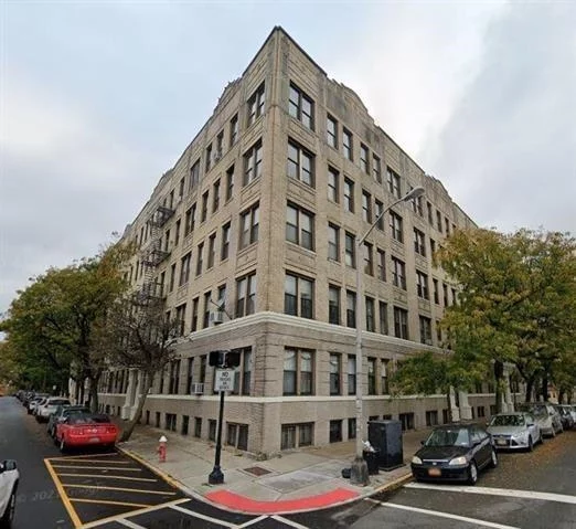 633 SF two bedroom condo on Blvd East with views of NYC. This unit boasts hardwood floors, ss appliances, newer kitchen and bath. Maintenance includes heat and cold/hot water. Excellent location with bus stop at corner, mins to ferry and Lincoln Tunnel entrance. Unit is tenant occupied.