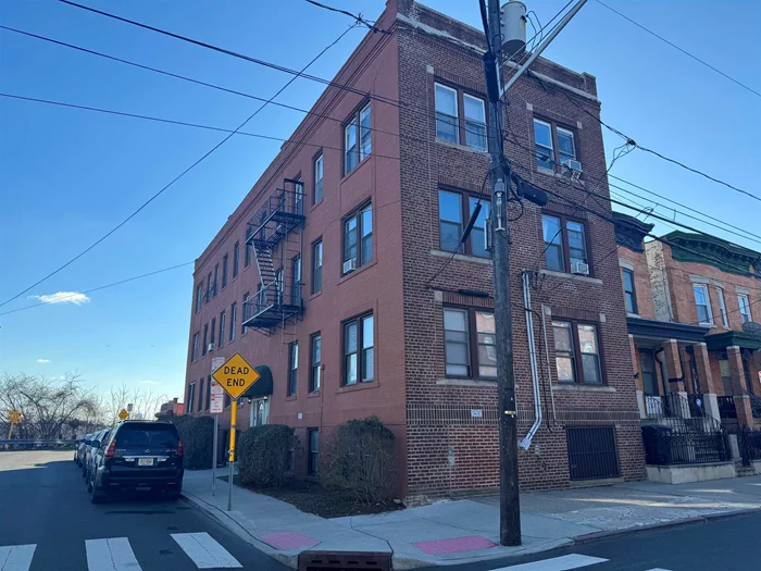 Beautiful 2BR directly across the street from park. Easy commute to NYC. Close to shops and public transportation. Best block in JC Heights. Brand new appliances, newly renovated bathroom.