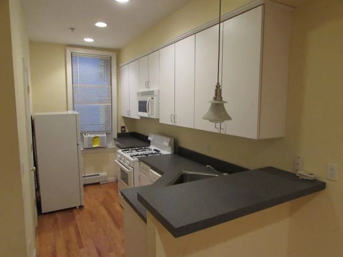 Cozy one bedroom condo location in downtown Hoboken. This unit features natural lighting, hardwood floors, dishwasher & washer/dryer in the building. Close proximity to fine dining, supermarkets, Parks, bars, gyms, NYC Bus transportation, NJ Ferry and so much more. This one won't last!